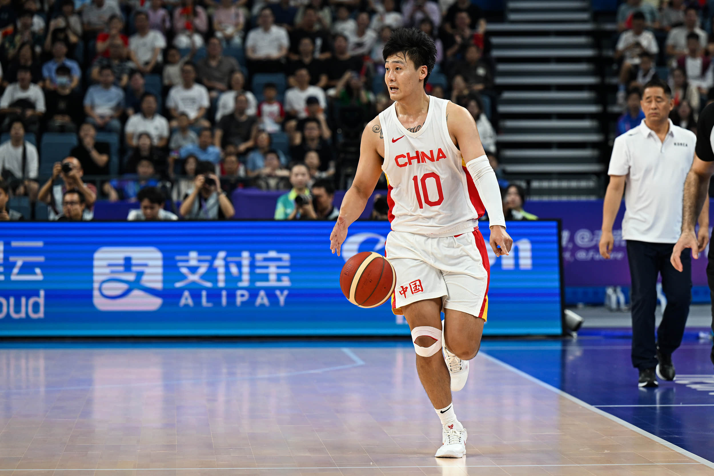 开云体育下载官网-中国男篮对阵沙特赛前训练馆篮筐出现上翘，已紧急联系组委会并迅速更换篮架