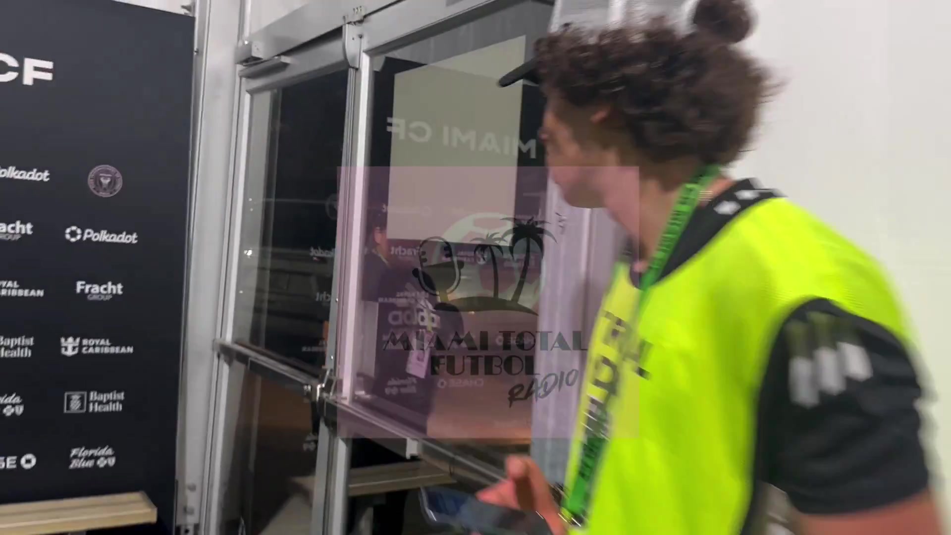 开云体育下载网址-赛后梅西步履匆匆 记者目击其快步走向座驾