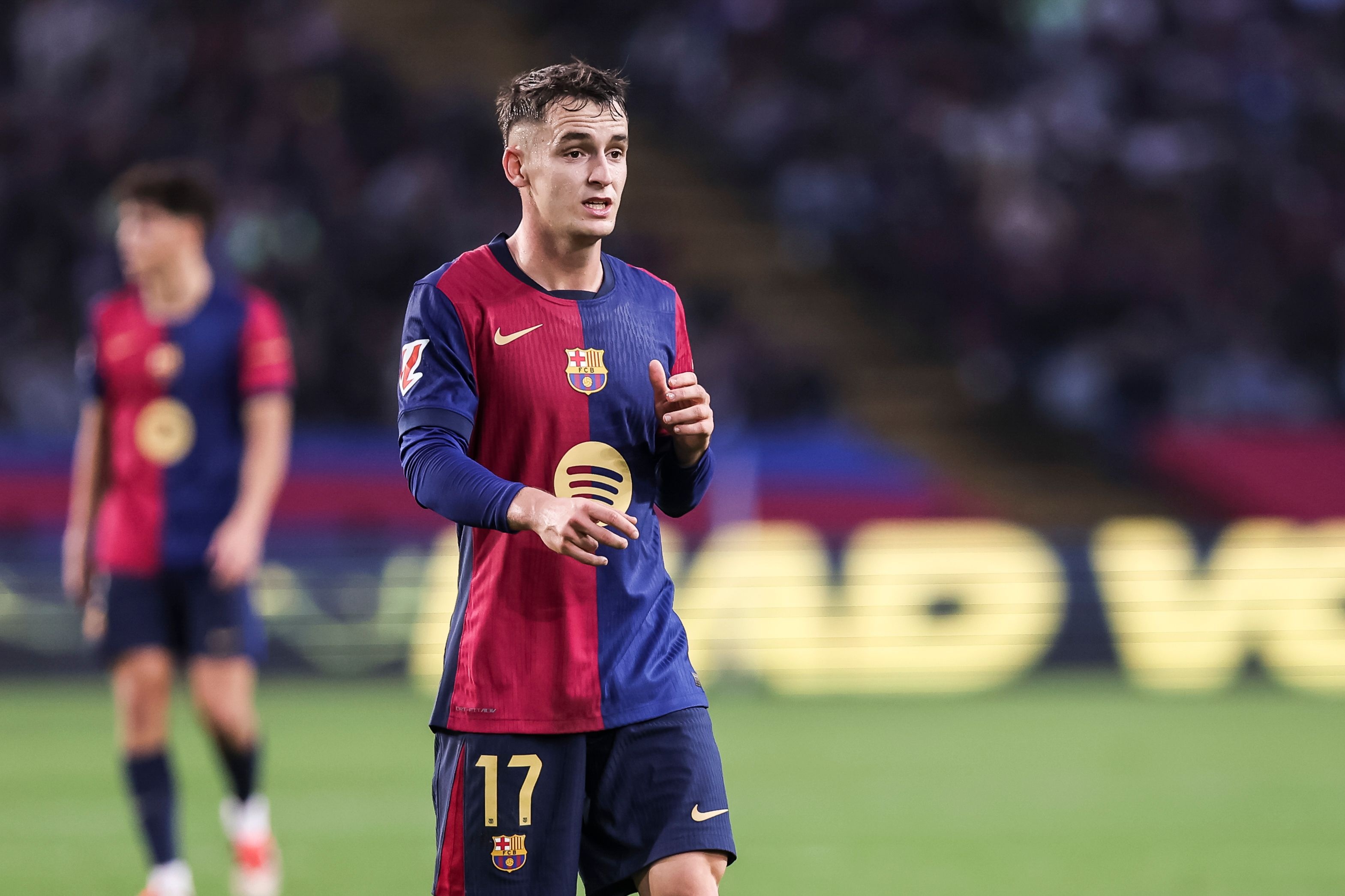 每体：巴萨中场竞争激烈，卡萨多面临出场难题但他愿意接受挑战