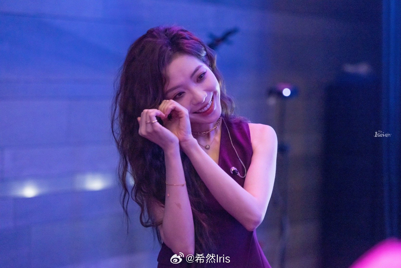 开云体育下载官网-LPL解说希然Iris社媒晒照：今天喝杯红的🌹