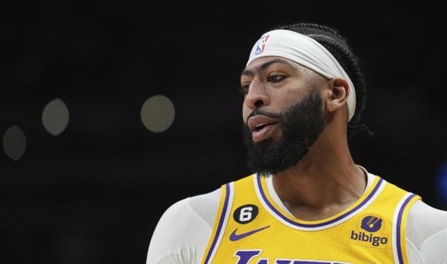 开云体育下载官网-场均40.2分钟联盟第一 浓眉劳模般表现扛起湖人